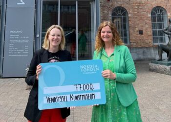 Betina D. Jensen, filialdirektør i Nordea / Vendsyssel, overrækker bevillingen til museumsdirektør Sine Kildeberg. Foto Vendsyssel Kunstmuseum.