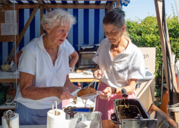 Det er Herdis Haugaard og 24 frivillige, her Inger Mortensen til højre, der hvert år står for "Fiskekrogen", hvor overskuddet går til de ældre. Arkivfoto.