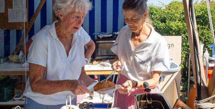Det er Herdis Haugaard og 24 frivillige, her Inger Mortensen til højre, der hvert år står for "Fiskekrogen", hvor overskuddet går til de ældre. Arkivfoto.