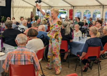 Der er festlig stemning i teltet på Vendelbogade, hvor der er musikfestival.