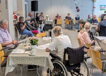 Dame- og Herreklubben  inviterede forleden til fællessang med Lonnie og Bent.