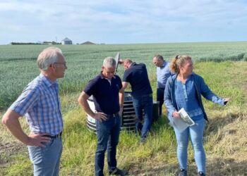 Per Larsen (C) på besøg ved vådområde nær Løkken. Foto: LandboNord.