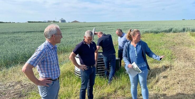 Per Larsen (C) på besøg ved vådområde nær Løkken. Foto: LandboNord.