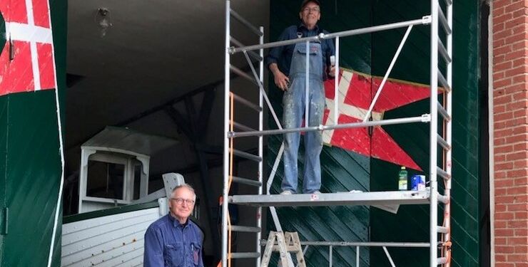 Per Nielsen (tv) og Jens Wulff-Møller (th) er i fuld gang med at gøre redningsstationen klar til besøgende.