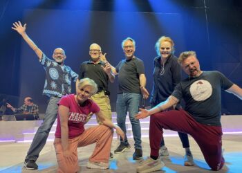 Kasper Le Fevre ses her yderst til højre i selskab med de andre på scenen hos Hjørring Revyen.