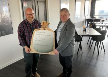 Carsten Jensen overrækker klubbens donation på kr. 5.000,00 til Jens Chr. Hansen fra Vendsyssel Historiske Museum.