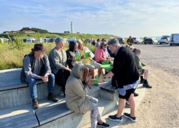 Conni Eriksen fra Hirtshals Camping deler sange ud ved Byforums fine platform Havudsigten på Leret. Foto: Niels Skipper.