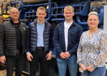 Mester Rasmus K. Jensen og Jonas Schrøder Nielsen fra Orskov Yard, Emil Pedersen og lærlingeansvarlig Susanne Winther fra MAN Energy Solutions.