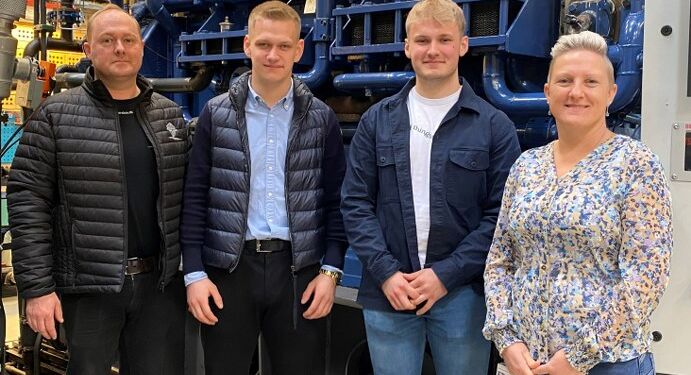Mester Rasmus K. Jensen og Jonas Schrøder Nielsen fra Orskov Yard, Emil Pedersen og lærlingeansvarlig Susanne Winther fra MAN Energy Solutions.