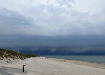 Sorte skyer over Husmoderstranden ved Hirtshals Fyr. Foto (arkiv): Niels Skipper.