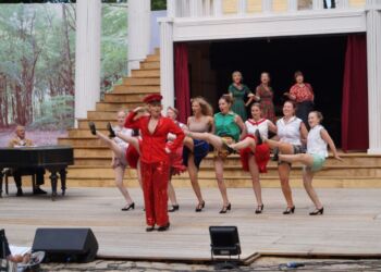 Der danses igennem på scenen.