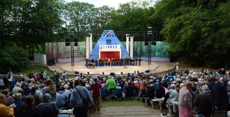 Hjørring Sommerspil opfører hvert år deres populære forestillinger i Sct. Knuds Kilde. Foto: Hanne Hvidegaard.