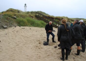 Her er det den navnkundige Henrik Arildskov, som var med gæster på stentur nedenfor Hirtshals Fyr. Foto: Arkiv.