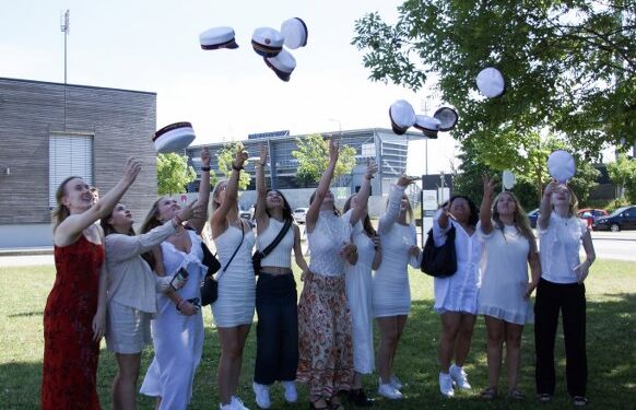 Studenter foran Hjørring Gymnasium. Foto: Arkiv.