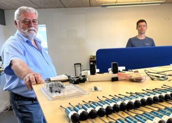 Bag et udvalg af den nye generation af sensorer fra ThermIT ses to af virksomhedens ejere, til venstre Ivan Lindgren Hansen, CEO, og Steffen Lindgren Hansen, logistikchef.