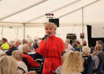 Trine Gadeberg er garant for god underholdning med sang og anekdoter.