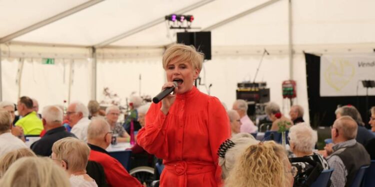 Trine Gadeberg er garant for god underholdning med sang og anekdoter.
