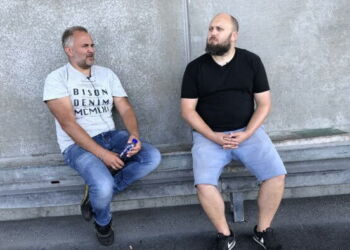 Her ses Uffe Truelsen til højre sammen med auktionsmester Finn Møller Jensen. Foto: Arkiv.