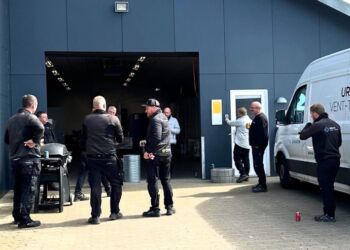 Efter endt flytning blev der tændt op i grillen hos Urban's Vent-Teknik.