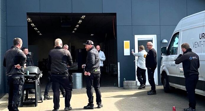 Efter endt flytning blev der tændt op i grillen hos Urban's Vent-Teknik.