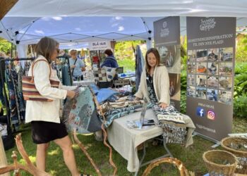 Hanne Magnussen deltog med virksomheden Hyggetæpper på Vrejlev Klostermarked. Foto: Niels Skipper.