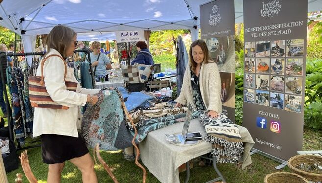 Hanne Magnussen deltog med virksomheden Hyggetæpper på Vrejlev Klostermarked. Foto: Niels Skipper.