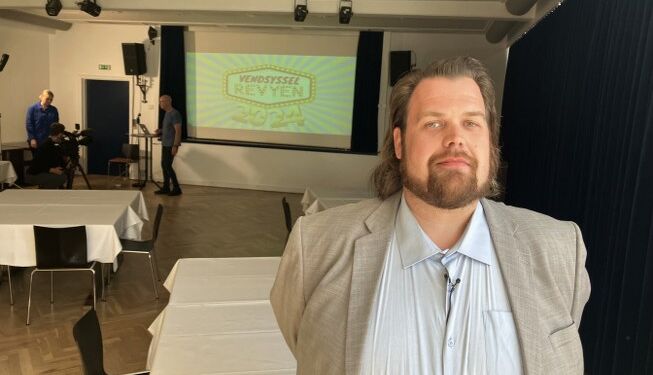 Benjamin Lannerö fik idéen til Vendsyssel Revyen, er kunstnerisk leder og en af fire på scenen.
Foto: Palle W. Nielsen