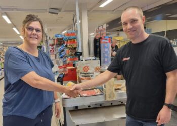 Marianne Agerholm takker SPAR Hjørring købmanden Dennis Bak for støtten til SIND Nordjyllands projekt. 
Foto: Palle W. Nielsen