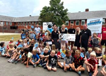 Stor glæde på Højene Skole, som her modtager en donation fra Salling Fondene via A-Z Hjørring på 125.000 kroner til en "Tarzanbane" i skolegården. Privatfoto