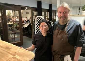 Værtsparret Klerly og Åge Vinther præsenterer ny fiskemenu på ugen tre første dag dage hos Restaurant Tannishus i Tversted. 
Arkivfoto: Palle W. Nielsen