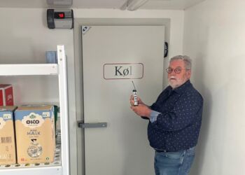 Ivan Lindgren Hansen installerer nemt og enkelt det smarte system fra ThermIT. Foto: Palle W. Nielsen