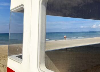 Tårnet og badende ved Tversted er på plads, og fredag morgen er der også livreddere på stranden. Foto: Palle W. Nielsen