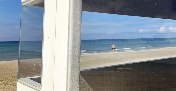 Tårnet og badende ved Tversted er på plads, og fredag morgen er der også livreddere på stranden. Foto: Palle W. Nielsen