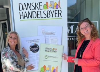 Rikke Ejsenhardt og Betina D. Jensen fra Hjørring Handel glæder sig over samarbejdet. Pressefoto