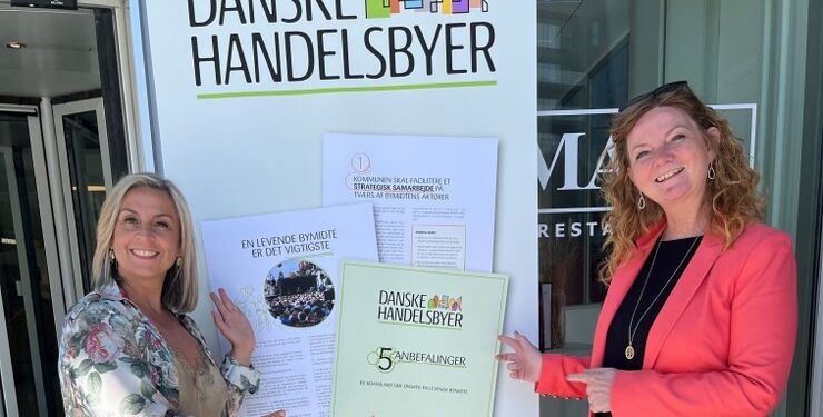 Rikke Ejsenhardt og Betina D. Jensen fra Hjørring Handel glæder sig over samarbejdet. Pressefoto