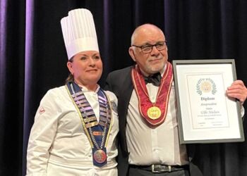 Den nuværende NKF-præsident Kristine H. Hartviksen overrakte prisen til Uffe Nielsen. Pressefoto