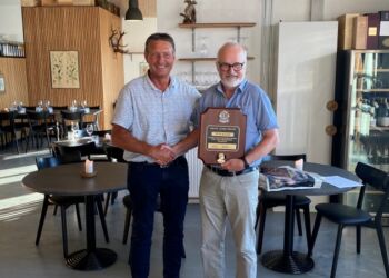 Peter Lorentzen, præsident i Lions Hjørring, overrækker Melvin Jones Fellowship til Peter Nielsen.