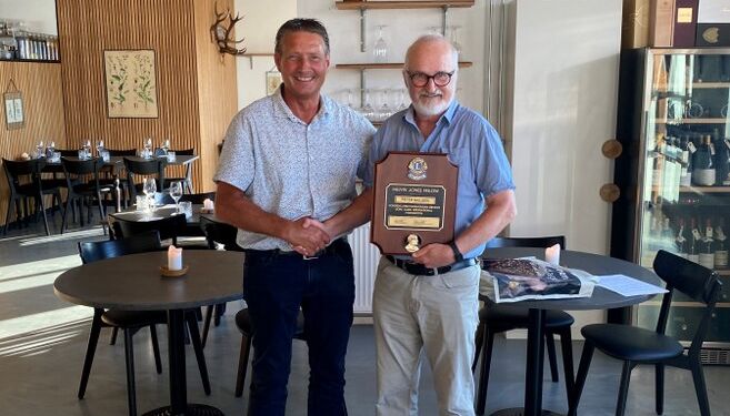 Peter Lorentzen, præsident i Lions Hjørring, overrækker Melvin Jones Fellowship til Peter Nielsen.
