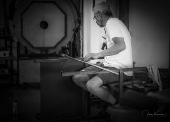 Adam Mowen i gang med arbejdet hos Vennebjerg Glaspusteri. Foto: Jens Kranen.