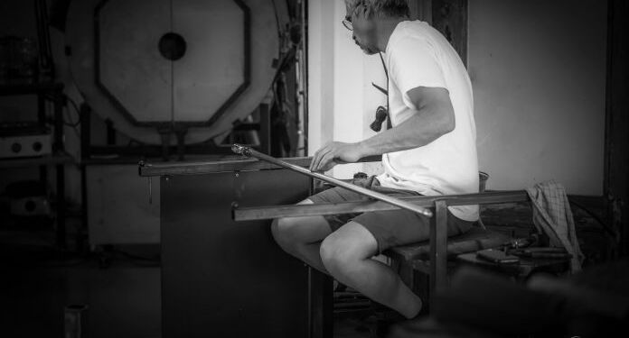 Adam Mowen i gang med arbejdet hos Vennebjerg Glaspusteri. Foto: Jens Kranen.