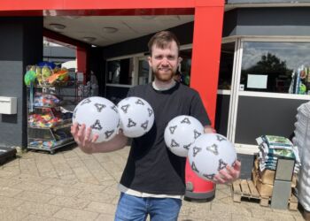 Andreas hos SPAR Hjørring på Nordens Allé har pumpet boldene. Foto: Palle W. Nielsen