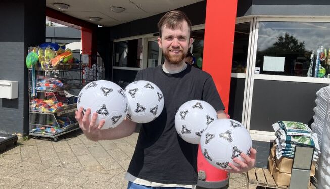 Andreas hos SPAR Hjørring på Nordens Allé har pumpet boldene. Foto: Palle W. Nielsen