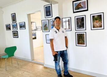 Arturs Pirazkov med sit kamera i den aktuelle udstilling ved Hirtshals Fyr. Foto: Niels Skipper.