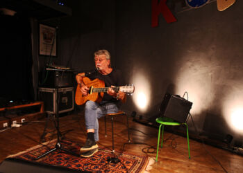 Benny Holst på scenen ved en særdeles vellykket koncert i Kaosfabrikken. Foto: Mikael K.