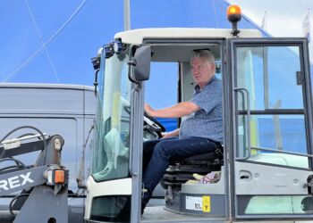 Bent Petersen i fuld koncentration bag rattet på Sydvestkajen. Foto: Niels Skipper.
