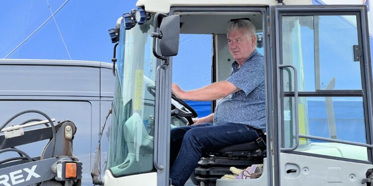Bent Petersen i fuld koncentration bag rattet på Sydvestkajen. Foto: Niels Skipper.