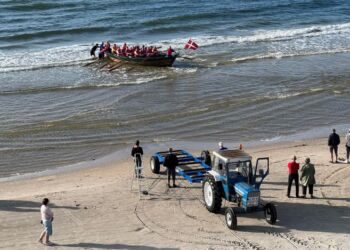 Fladbåden hænger fast på første revle ved Tversted Strand. Foto: Niels Skipper.