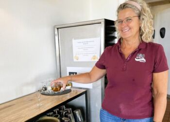 Rikke Vandsted skænker hver morgen Årets Bjesk op til gæsterne hos B&B by the Sea. Foto: Niels Skipper.