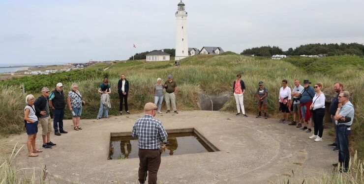 Formidlingschef Jens-Christian Hansen under en rundvisning ved Bunkermuseet i Hirtshals. Foto: VHM.