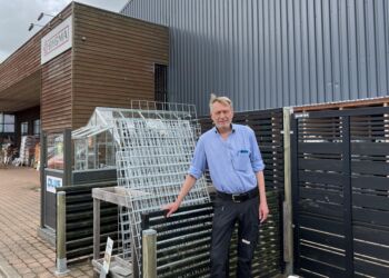 Lars ved et lille udvalg af de mange typer hegn hos Bygma i Hirtshals. Foto: Niels Skipper.